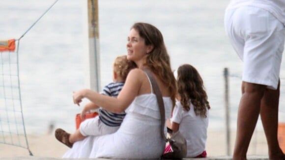 Cláudia Abreu aproveita fim de tarde na praia com as filhas