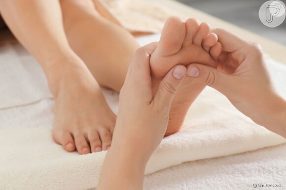 Bebe bastante água e esfoliar a região dos pés ajuda na renovação celular da pele