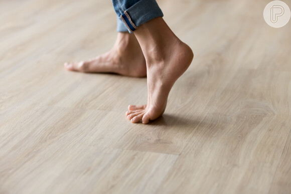 O ressecamento dos pés pode estar relacionado à falta de hidratação do corpo ou mesmo a uma condição genética