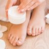 Antes de dormir, massageie os pés com uma creme de hidratação e envolva-os com uma meia. Ela potencializa o efeito!