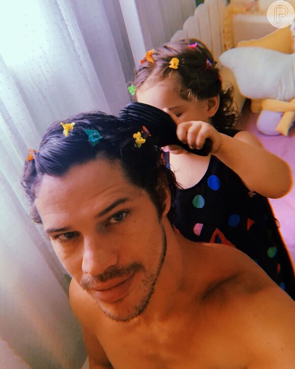 José Loreto ganhou penteado da filha, Bella, de 1 ano