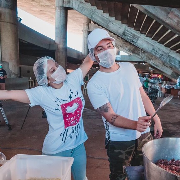 Maiara e Fernando Zor foram para cozinha em ação solidária