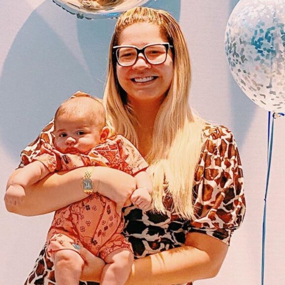 Marília Mendonça publicou foto do filho e divulgou live no YouTube nesta quarta-feira, 8 de abril de 2020
