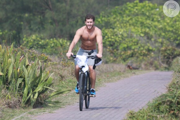 Klebber Toledo anda de bicicleta na orla da praia da Reserva, na Zona Oeste do Rio de Janeiro