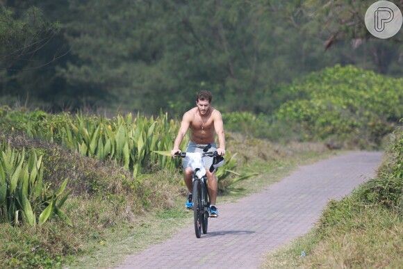 Klebber Toledo exibiu boa forma durante passeio de bicicleta na orla do Rio de Janeiro