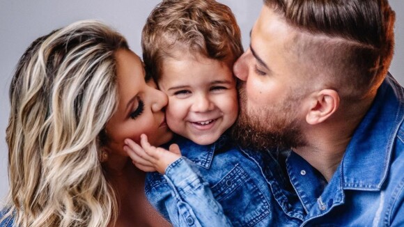 Família sertaneja! Zé Neto e Natália Toscano beijam filho em ensaio de gravidez