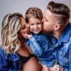 Dupla de Cristiano, Zé Neto dá beijo em filho em ensaio da 2ª gravidez da mulher