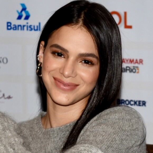 Bruna Marquezine assistiu live show de Marília Mendonça nesta quarta-feira, 8 de abril de 2020