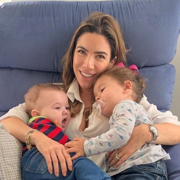 Patricia Abravanel e Fabio Faria improvisaram momento de diversão para os filhos