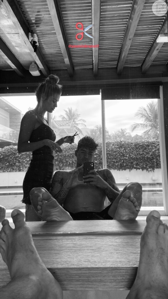 Yasmin Brunet aparece cortando cabelo de Gabriel Medina pelo Stories do Instagram do surfista
