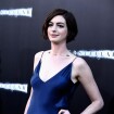 Anne Hathaway prestigia première do filme 'Interestelar' com vestido decotado