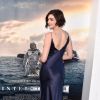 Anne Hathaway também exibiu decote nas costas durante o evento de cinema