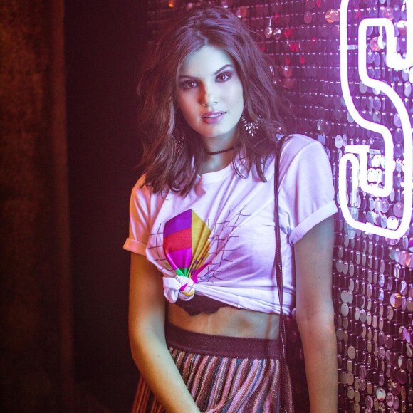 Camila Queiroz fala sobre combinar lingerie em look