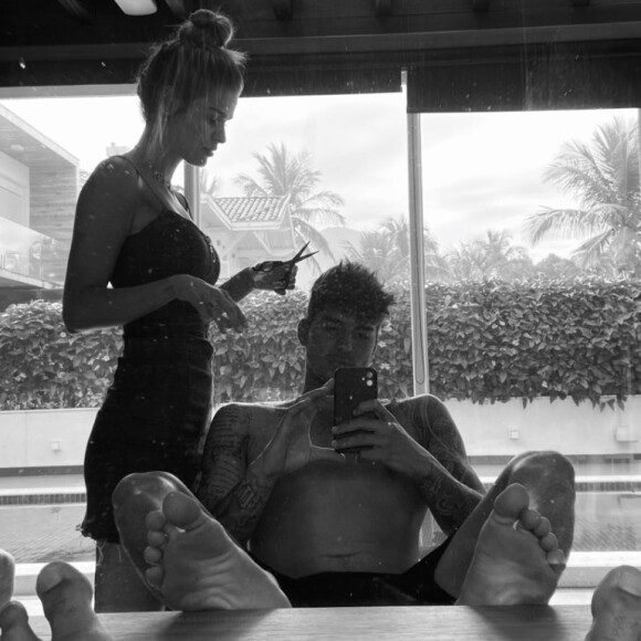 Yasmin Brunet corta cabelo de Gabriel Medina e surfista posta foto no Instagram