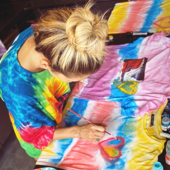 Gabriel Medina mostra Yasmin Brunet criando custumizando camiseta tie dye