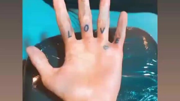 Yasmin Brunet tatua a palavra 'love' na parte interna das mãos