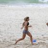 Priscila Fantin costuma se exercitar na praia