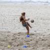 Priscila Fantin treina com bola na praia