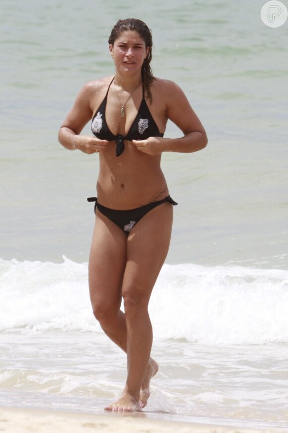 Priscila Fantin exibe sua boa forma na praia da Barra da Tijuca, no Rio, em 27 de fevereiro de 2013