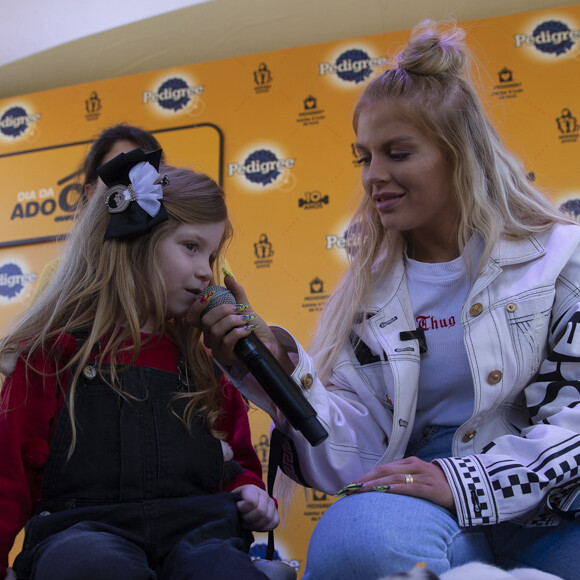 Luísa Sonza dança com irmã em vídeo