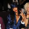Rihanna vai a desfile em Nova York, Estados Unidos, com decotão
