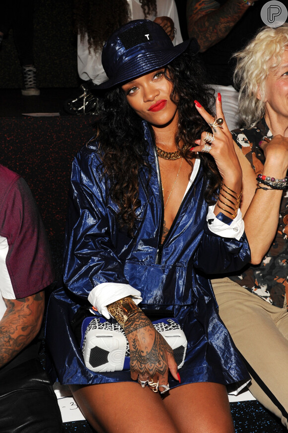 Rihanna vai a desfile em Nova York, Estados Unidos, com decotão