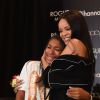 Rihanna recebe fã, que chora ao abraçar com a cantora