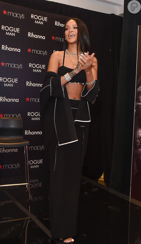 Rihanna lança seu perfume nos Estados Unidos e deixa barriga à mostra. Evento aconteceu no sábado, 25 de outubro de 2014