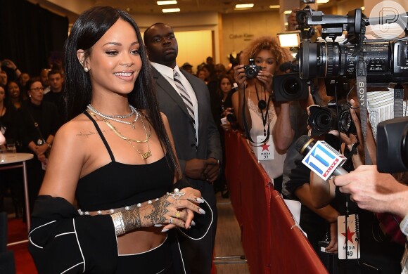 Rihanna lança seu perfume nos Estados Unidos e deixa barriga à mostra