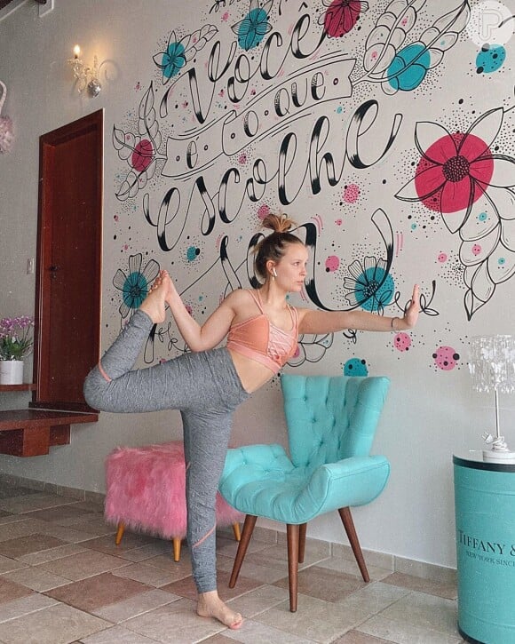 Larissa Manoela pratica ioga durante isolamento social