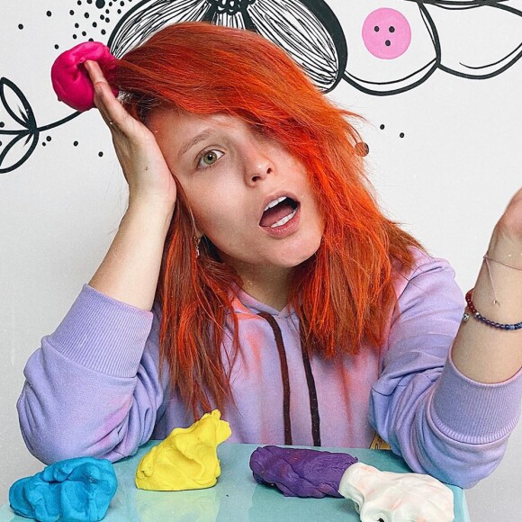 Larissa Manoela pintou o cabelo de laranja