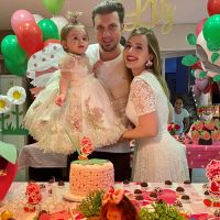 Thaeme Mariôto organiza festa íntima em casa para comemorar aniversário da filha