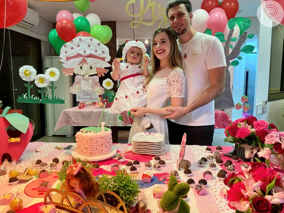 Thaeme Mariôto e o marido, Fábio Elias, organizaram uma festa para a filha