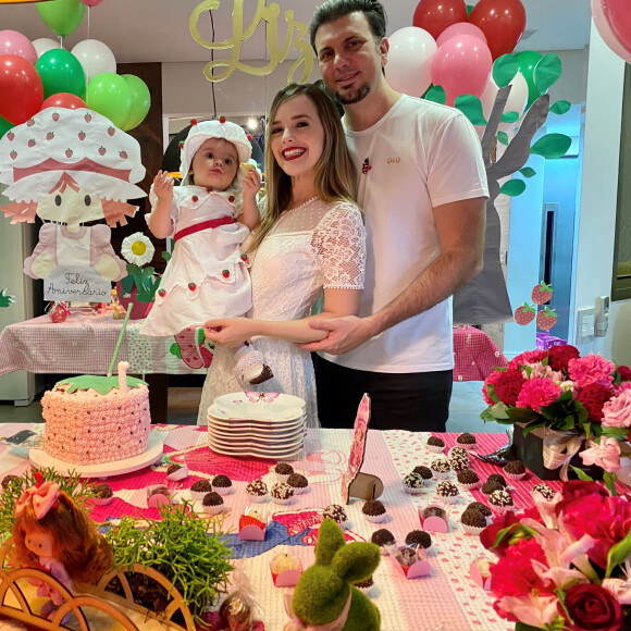 Thaeme Mariôto e o marido, Fábio Elias, organizaram uma festa para a filha