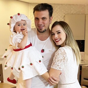 Thaeme Mariôto e marido, Fábio Elias, celebraram 1 ano da filha