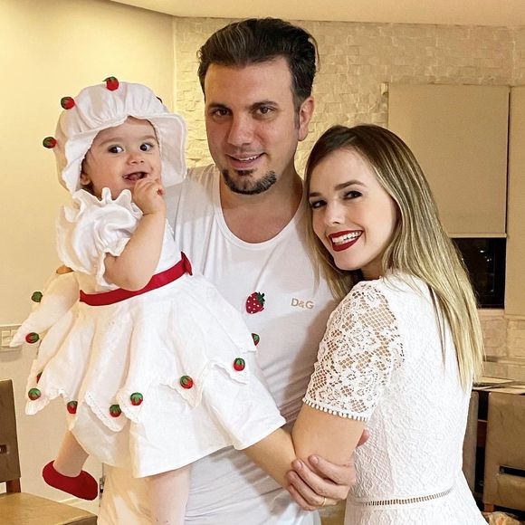 Thaeme Mariôto e marido, Fábio Elias, celebraram 1 ano da filha