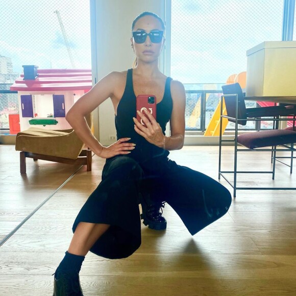 Sabrina Sato inovou em look combinando máscara e blusa. Veja na matéria abaixo!
