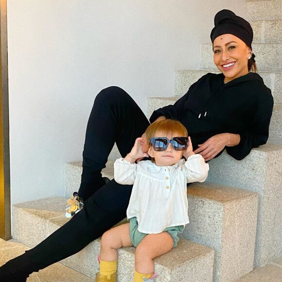 Sabrina Sato se diverte com a filha, Zoe, durante o isolamento voluntário