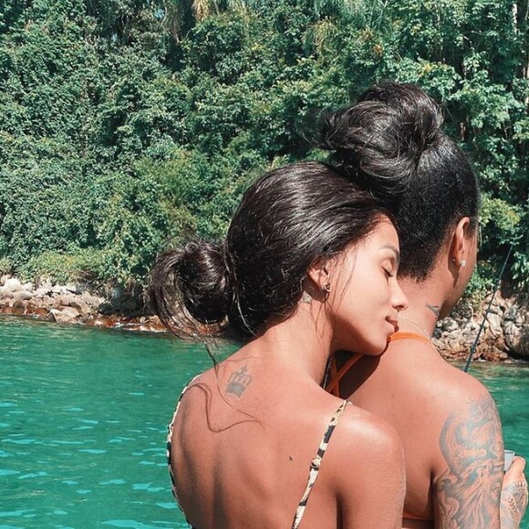 Ludmilla fica impressionada com presente dado pela mulher, Brunna Gonçalves