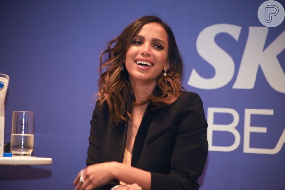 Anitta reagiu com bom humor à pergunta curiosa de Sabrina Sato sobre Neymar e Medina