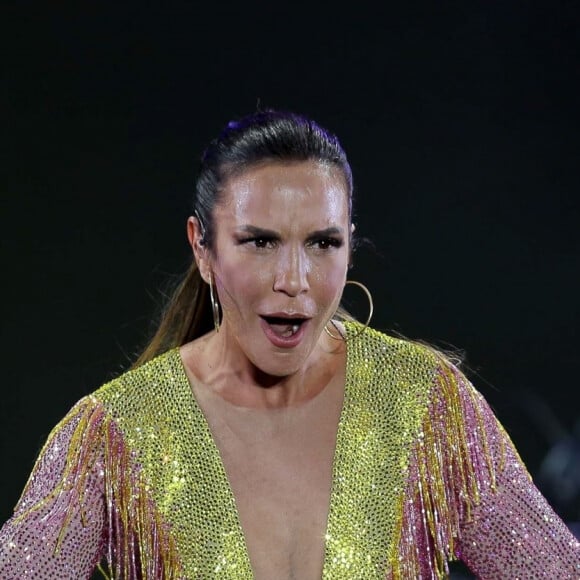 Ivete Sangalo fez um carnaval em sua live dentro de casa, em Salvador