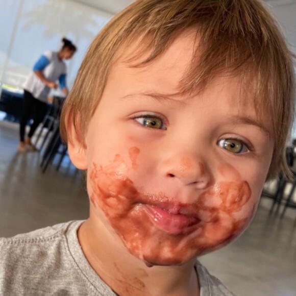 Filho mais novo de Gusttavo Lima foi fotografado sujo de picolé