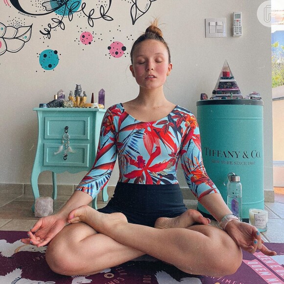 Larissa Manoela fez meditação em casa durante isolamento