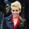 Miley Cyrus também apareceu em uma festa, mas era a produzida por Elton John, e estava 'soltinha' sem o noivo