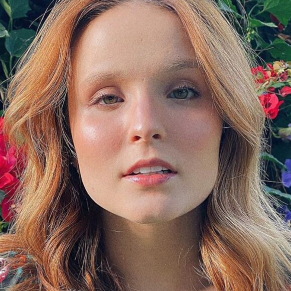 Larissa Manoela radicaliza e aposta em cabelo azul