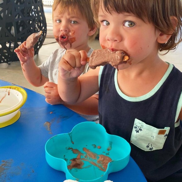 Filhos de Gusttavo Lima brincam com o pai