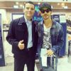 Junior Lima posa com fã no aeroporto em viagem a Fernando do Noronha