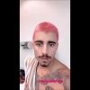 Pedro Scooby radicalizou no visual ao pintar cabelo de rosa
