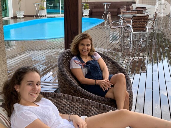 Claudia Rodrigues foi com a filha, Iza, para a casa de sua empresária, Adriane Botelho, no Paraná