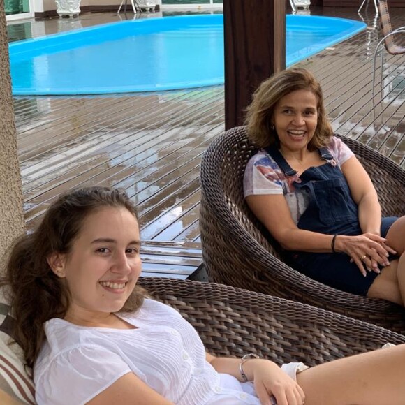 Claudia Rodrigues foi com a filha, Iza, para a casa de sua empresária, Adriane Botelho, no Paraná